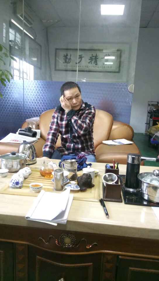 鄒生（南海陳祥明老板公司同事）輕松的聽凱恩利業(yè)務人員講解后，邊思考邊想什么時候訂機為好......