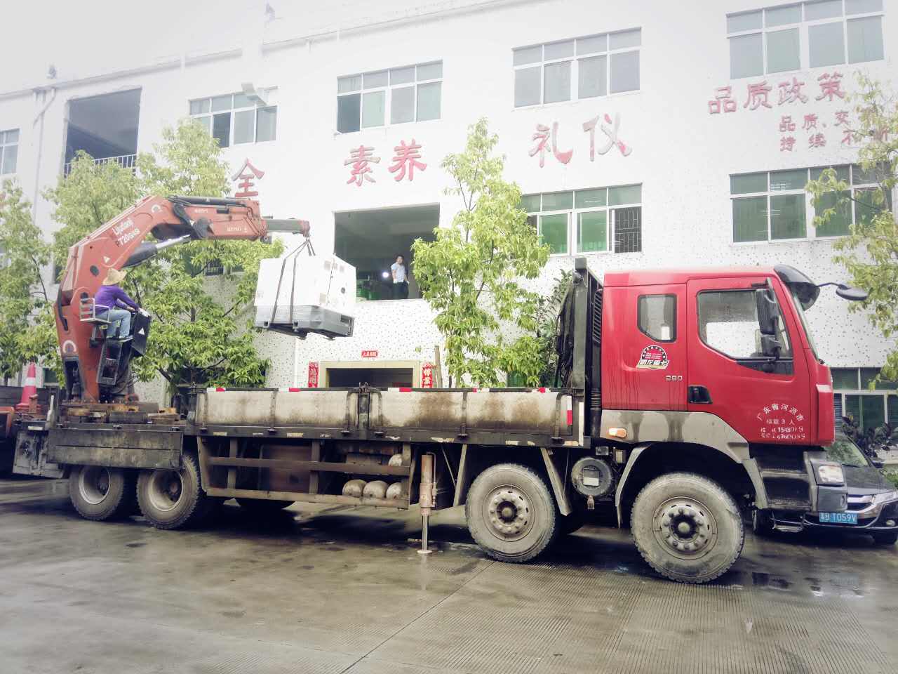 機(jī)器調(diào)裝中，準(zhǔn)備吊上二樓
