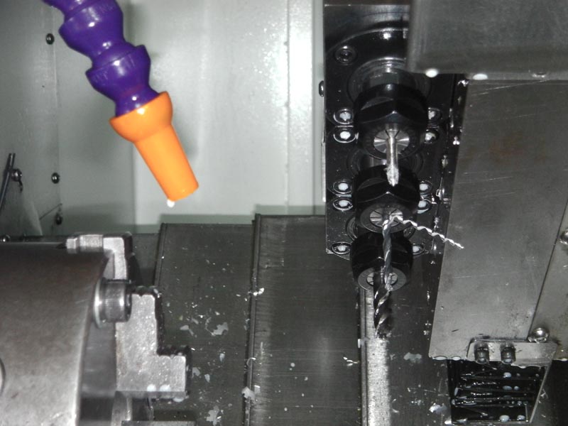  機床結構特點 Construction and feature of machine tool ■ 適用于重負荷和連續(xù)切削，可保持長久的高精度和優(yōu)質的表面精糙度。 ■ 高精度、高剛性、重負荷主軸。 主軸采用原裝進口日本NSK或德國FAG P4級精密級主軸軸承 主軸采用原裝進口日本NSK或德國FAG P4級精密級主軸軸承 主軸采用原裝進口日本NSK或德國FAG P4級精密級主軸軸承 主軸采用原裝進口日本NSK或德國FAG P4級精密級主軸軸承 主軸采用原裝進口日本NSK或德國FAG P4級精密級主軸軸承，經工程計算分析取得較佳化的跨距配置，配合獨特的迷宮式防水設計和散熱片式主軸箱設計，可達到更佳的防水防塵效果。引用高科技潤滑技術及高剛性套筒結構展現(xiàn)較佳穩(wěn)定性，能確保更大軸向剛性，徑向剛性及加工精度。采用專用主軸電機及進口變頻器，實現(xiàn)大范圍自動無級調速，整支主軸由臺灣普森專業(yè)主軸廠家生產。主軸軸承為前三后二排列,更能承受較強沖擊。主軸設計轉速可達8000rpm/min。 ■ 剛性好，操作、排屑方便。 高強度，床身傾斜45°，采用優(yōu)質鑄鐵樹脂砂造型，并經二次退火處理，保證鑄件穩(wěn)定性，緊密型筋骨板結構，剛性好、抗震性強。